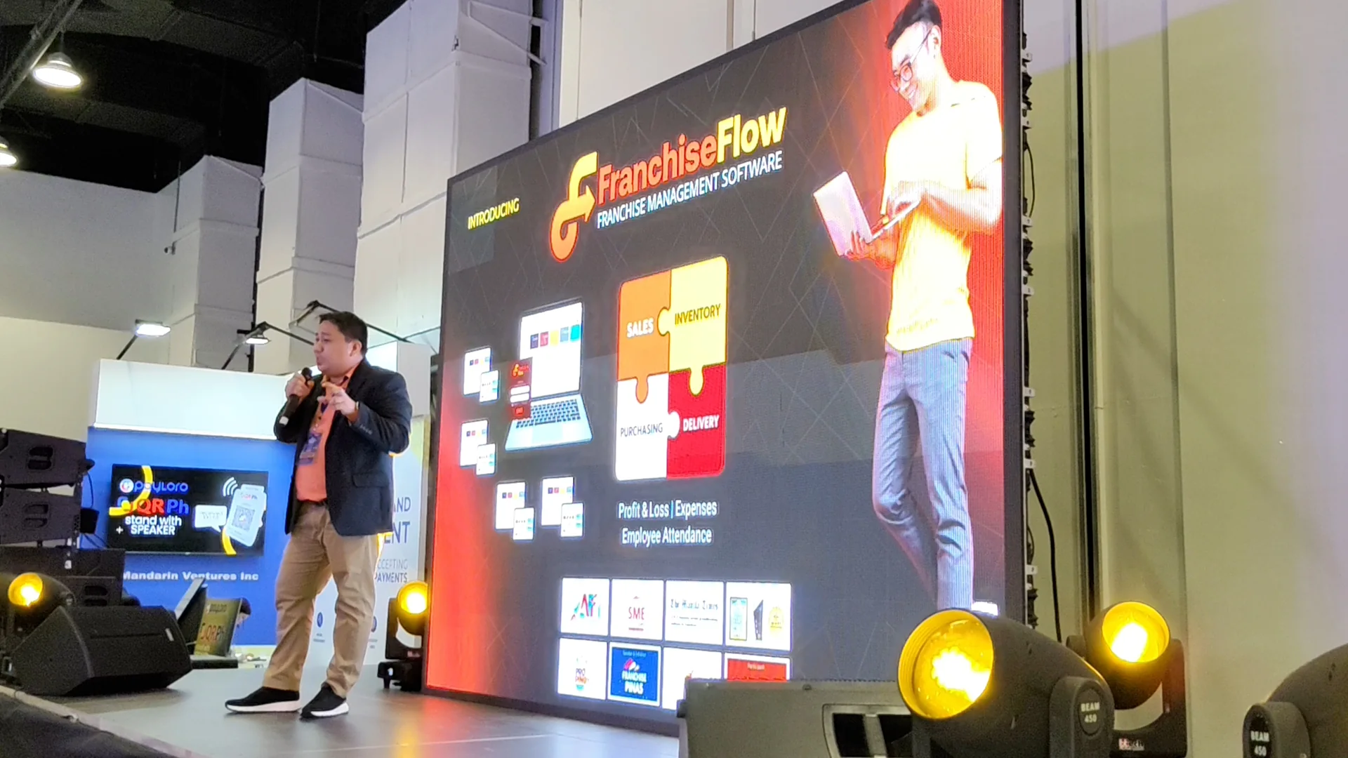 Jas Barinaga presenting Franchise Flow on stage at Franchise Pinas Year 2.